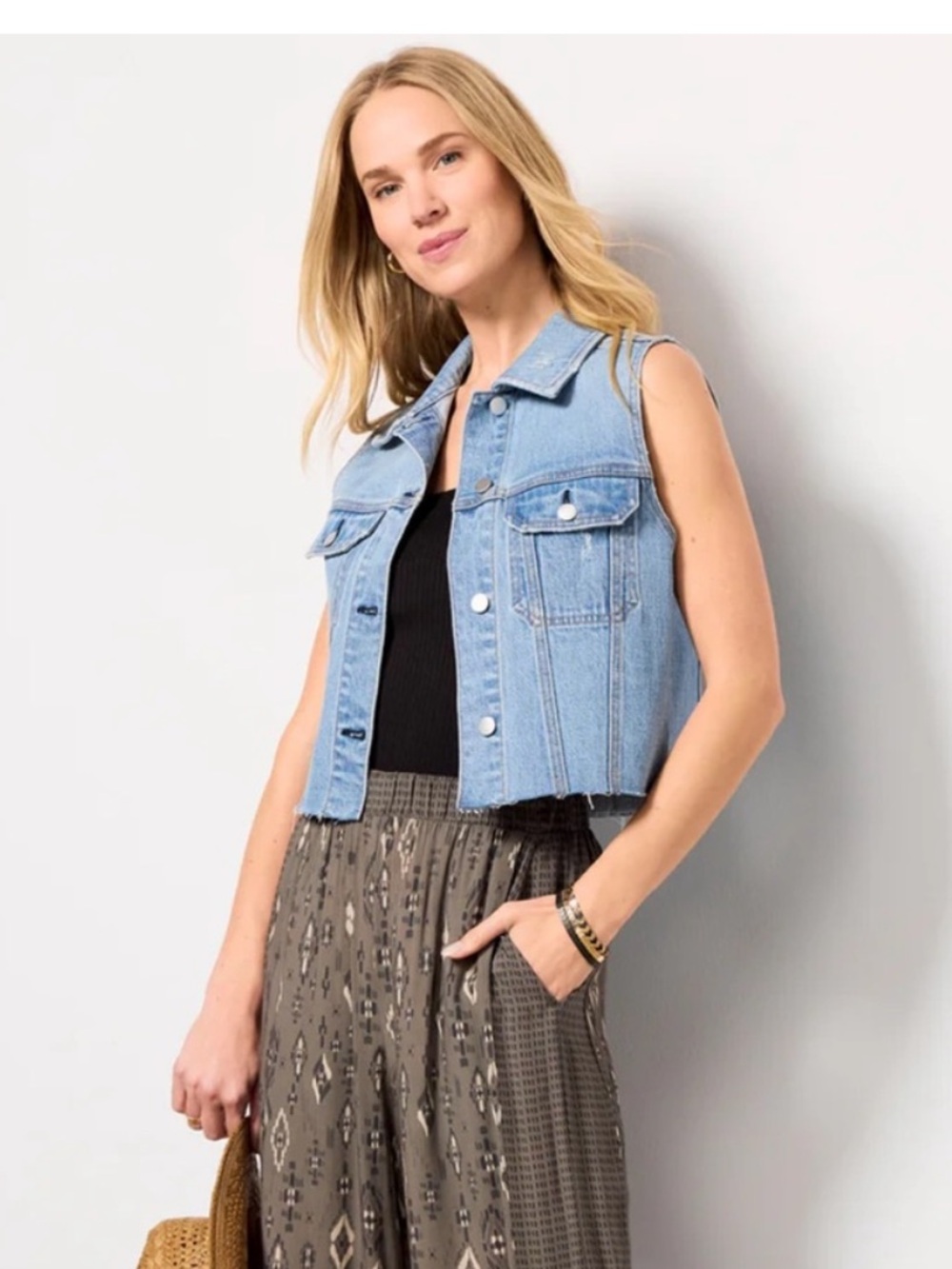 Evereve Denim Vest - Light Blue Wash, Distressed, Cropped - Size Small